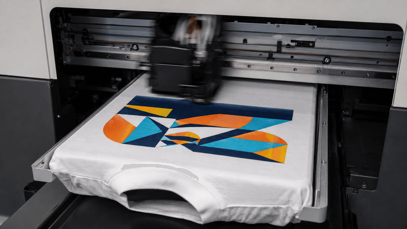 DTG printer koji štampa motiv direktno na belu majicu